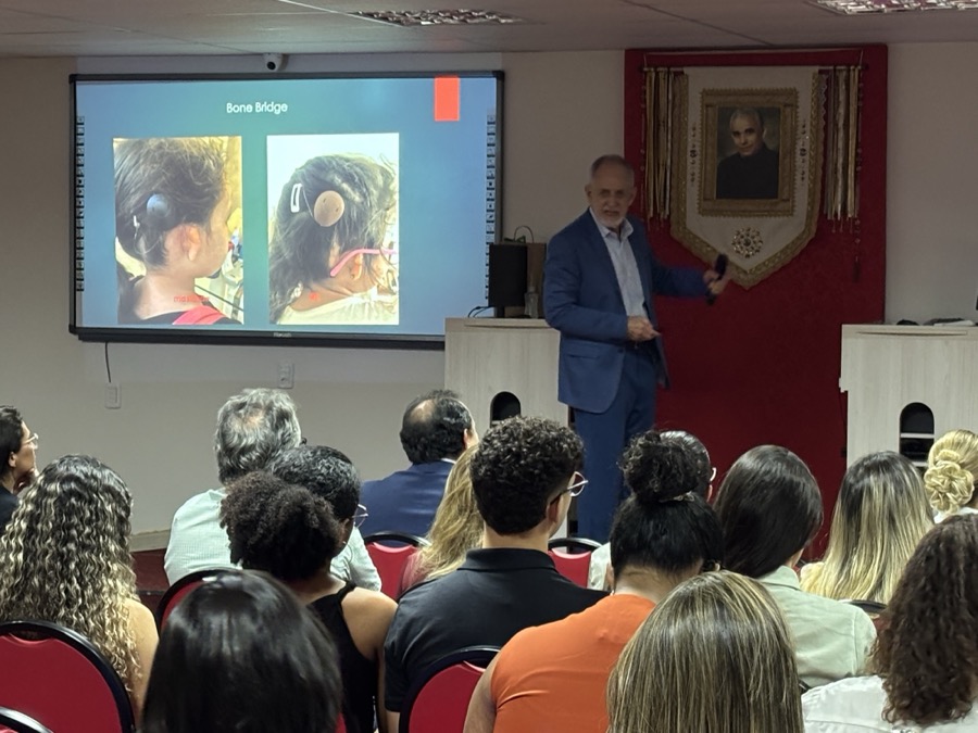 Aula científica do ITO, com slide projetado, diante de plateia